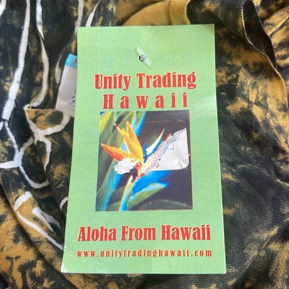 NWT gold, gray and white sarong with fringe. One size. - Picture 7 of 9